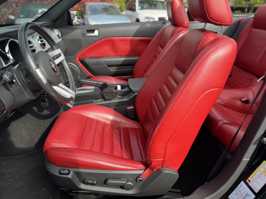 Ford Mustang Convertible — 12