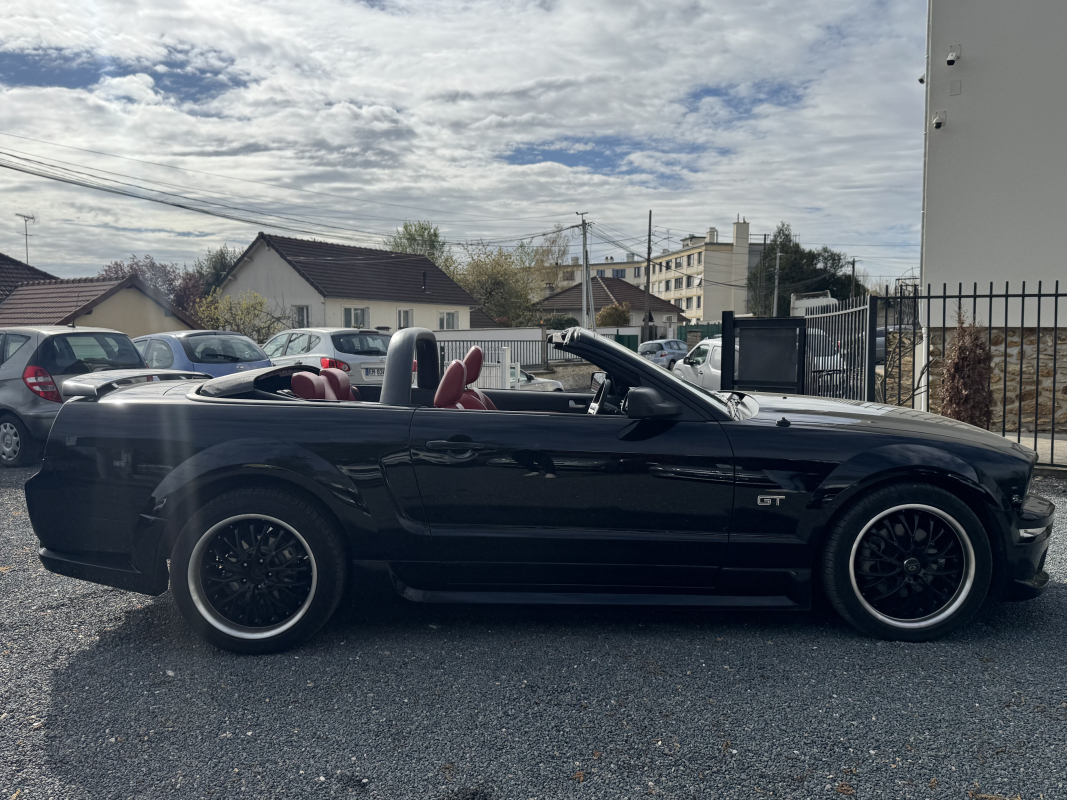 Ford Mustang Convertible — 7