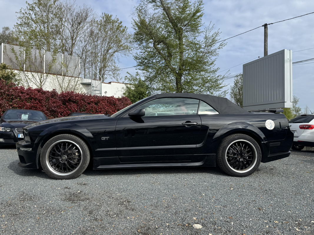 Ford Mustang Convertible — 8