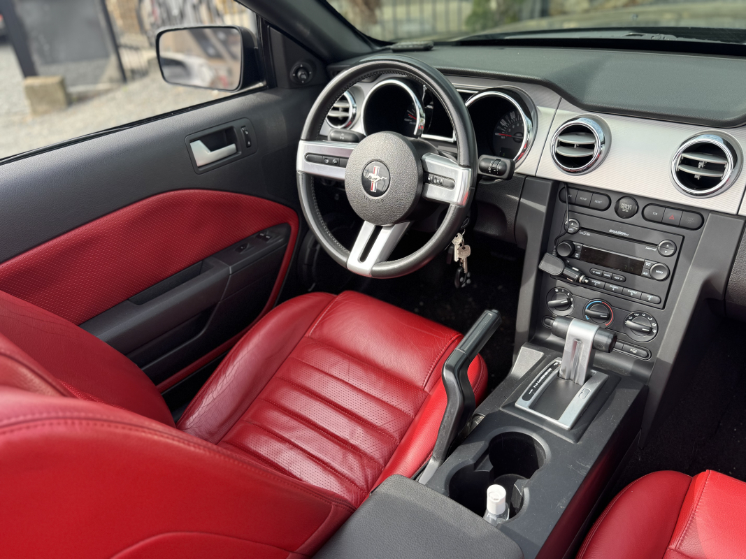 Ford Mustang Convertible — 14