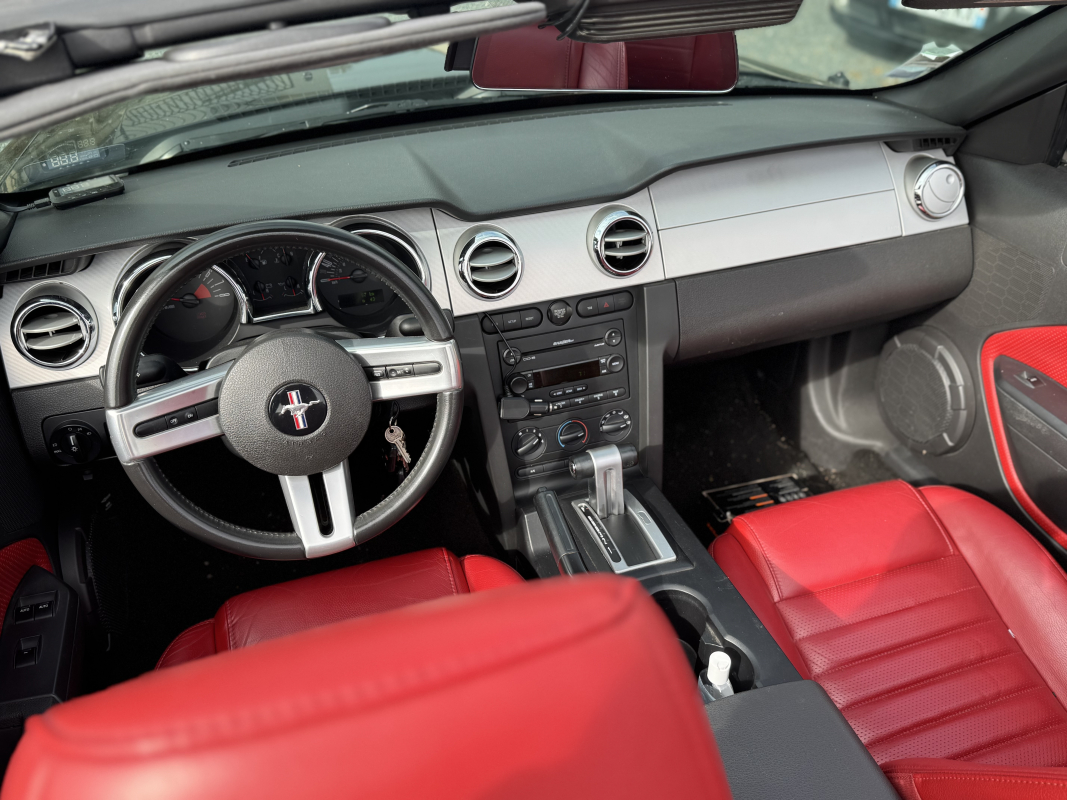 Ford Mustang Convertible — 15