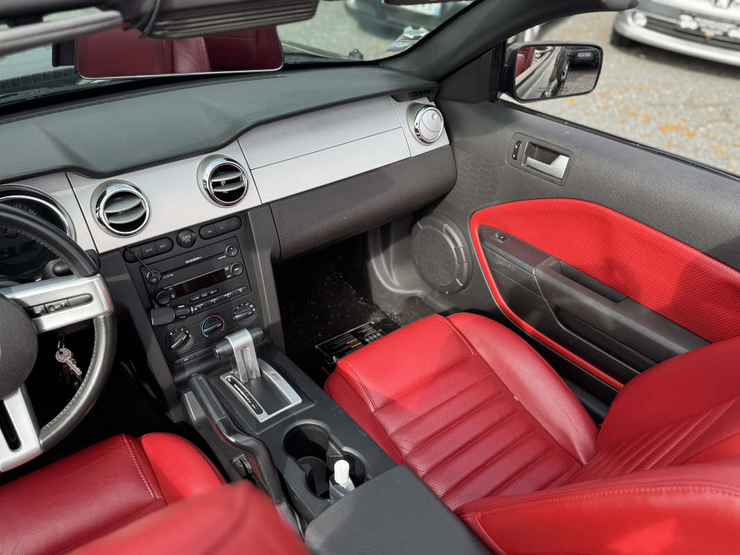 Ford Mustang Convertible — 16