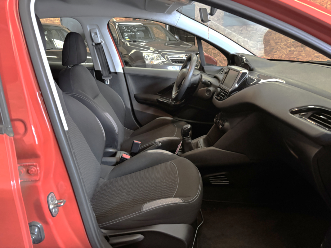 Peugeot 208 — 12