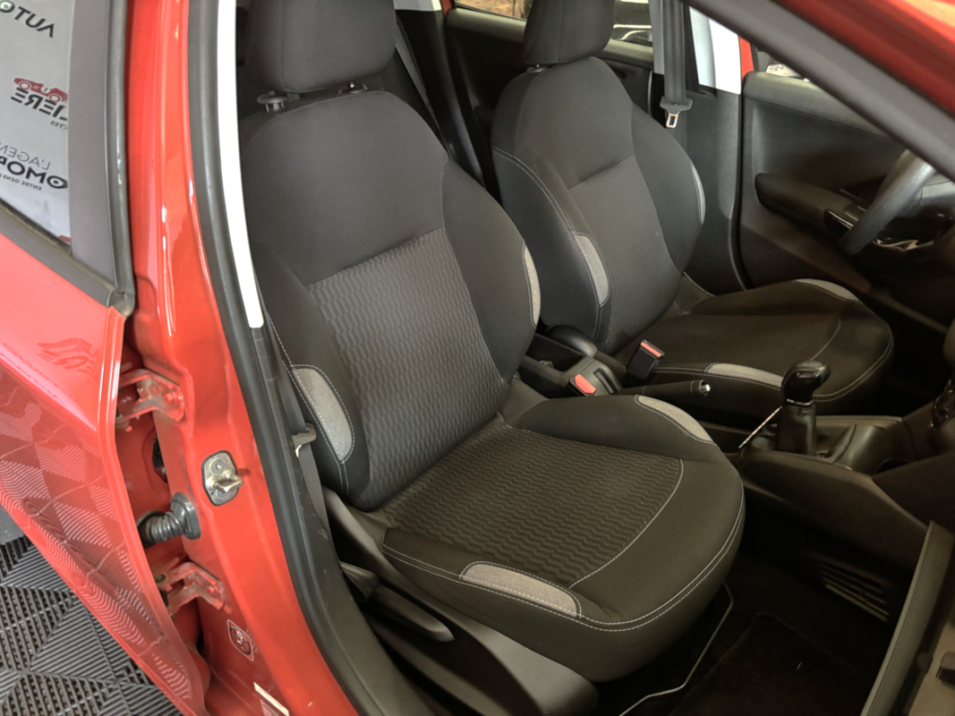 Peugeot 208 — 13