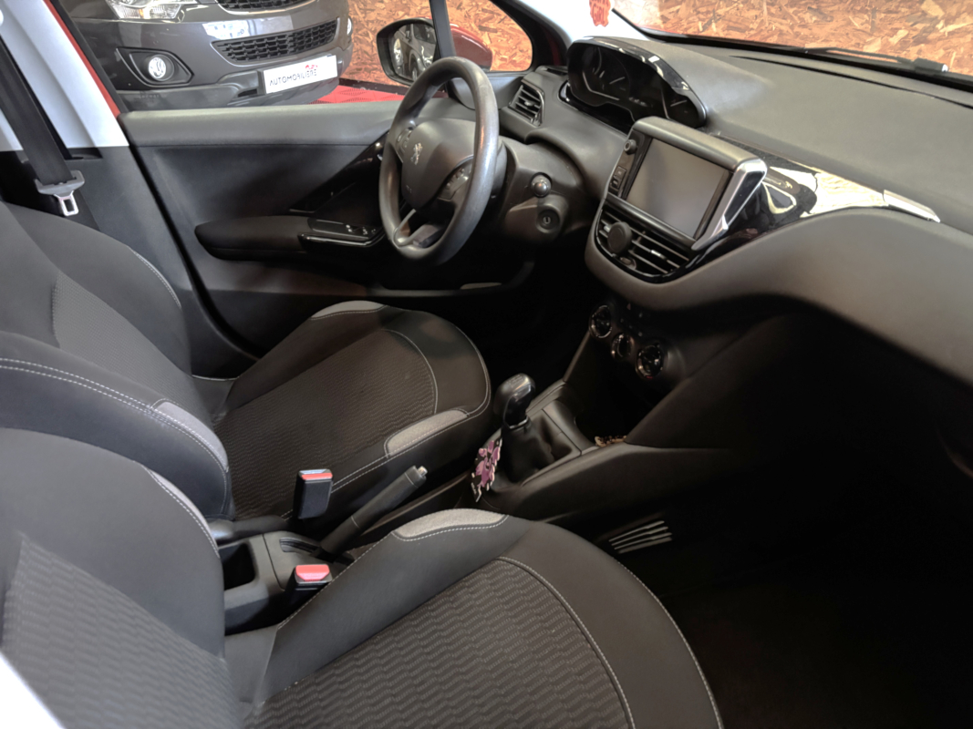 Peugeot 208 — 10