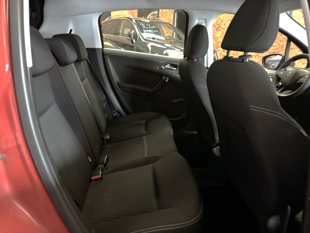 Peugeot 208 — 15