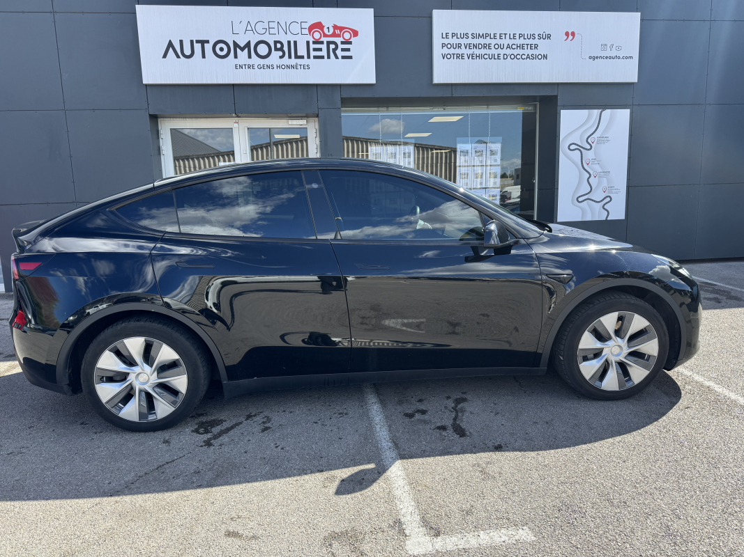 Tesla Model Y — 3