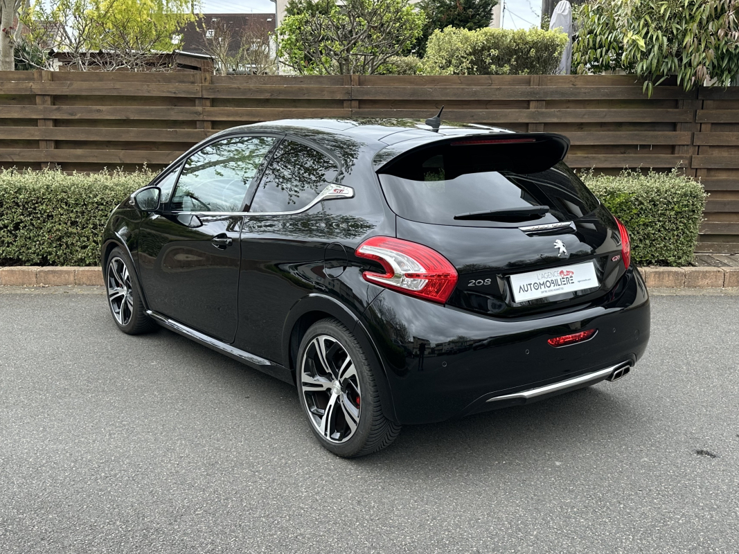 Peugeot 208 — 3