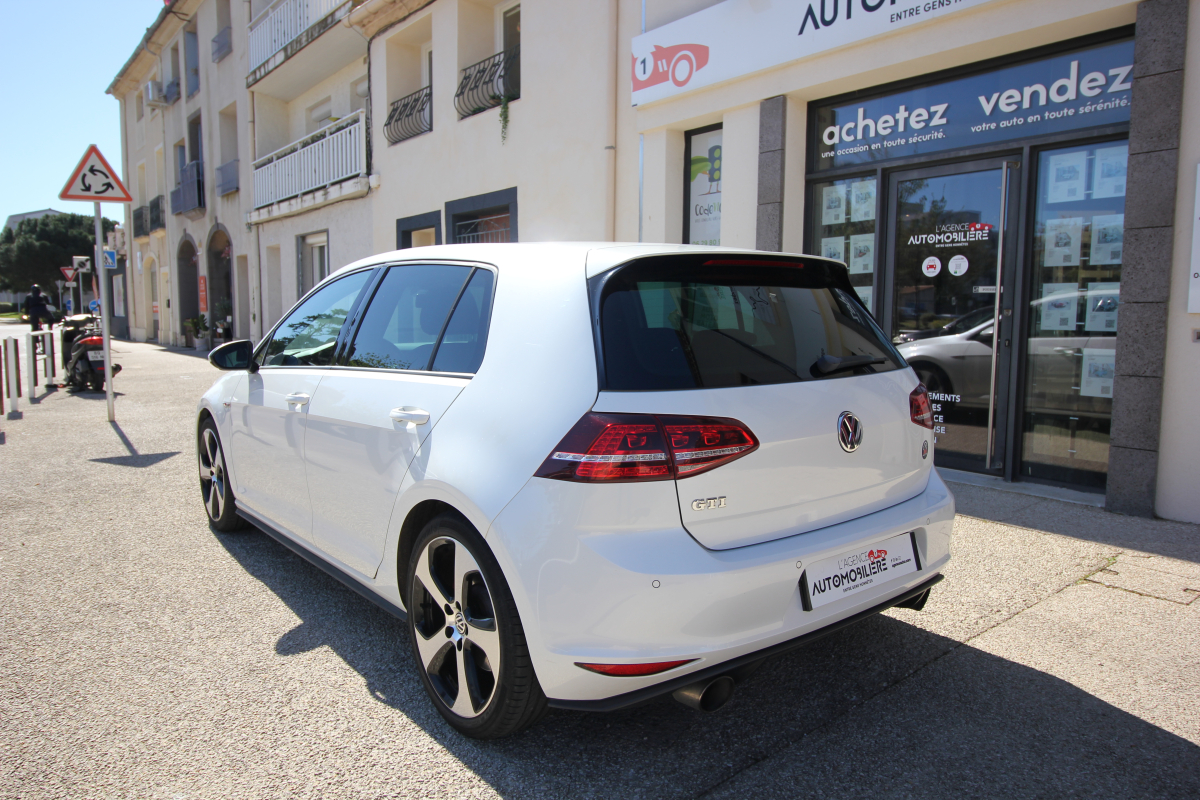 Volkswagen Golf — 3