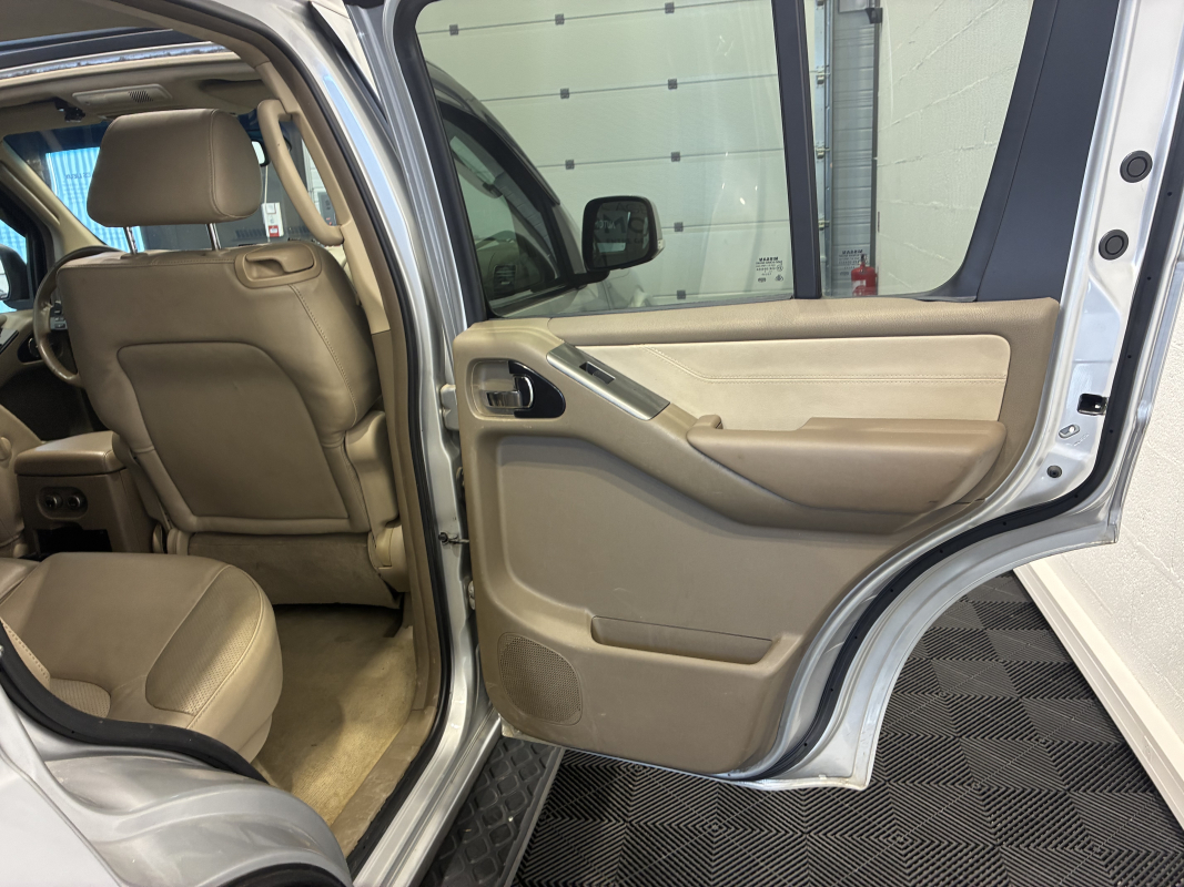 Nissan Pathfinder — 16