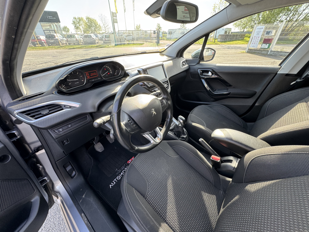 Peugeot 208 — 10