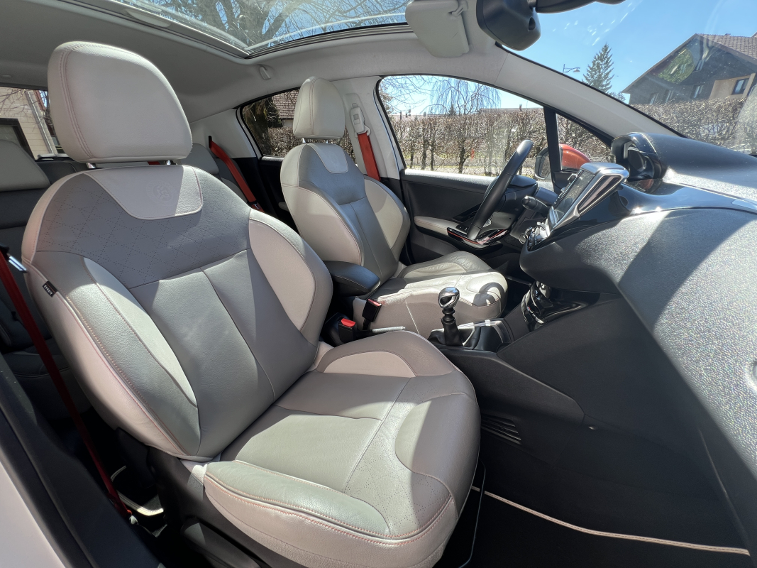 Peugeot 208 — 14