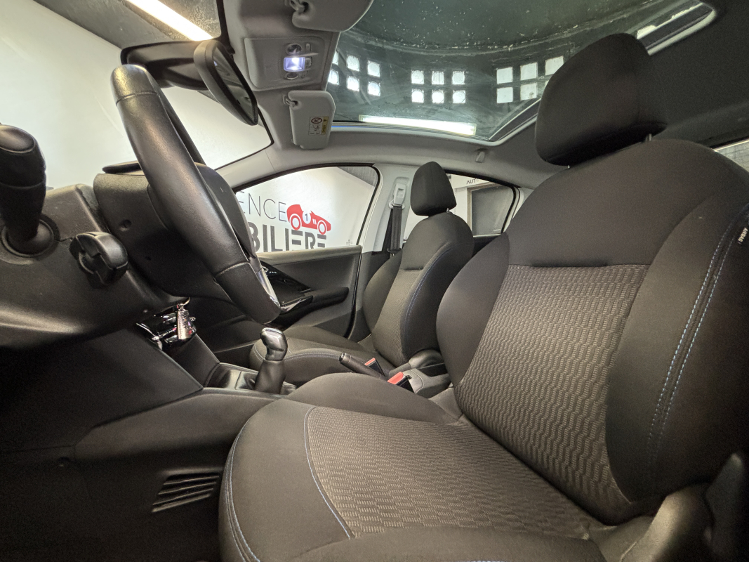 Peugeot 208 — 12