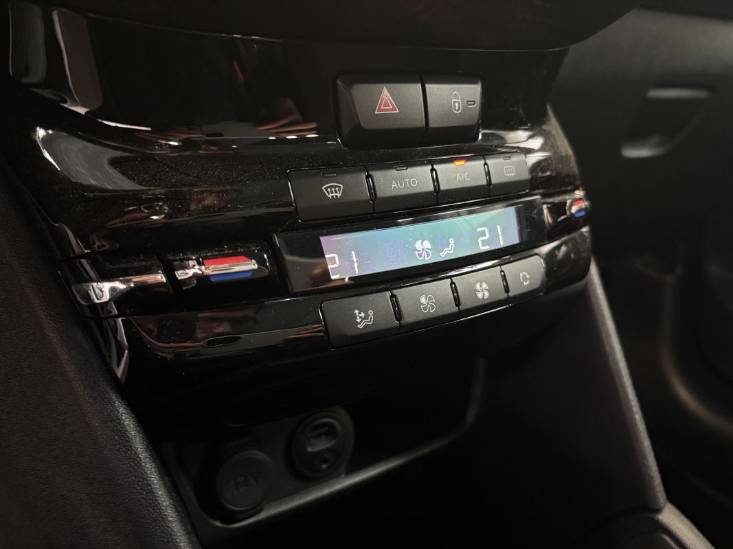 Peugeot 208 — 21