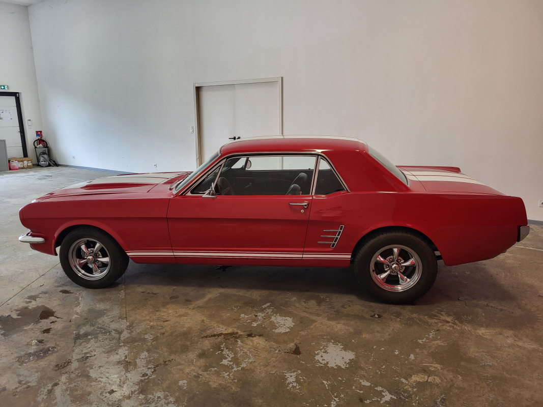 Ford Mustang — 4