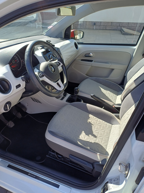 Volkswagen Volkswagen Up! — 27
