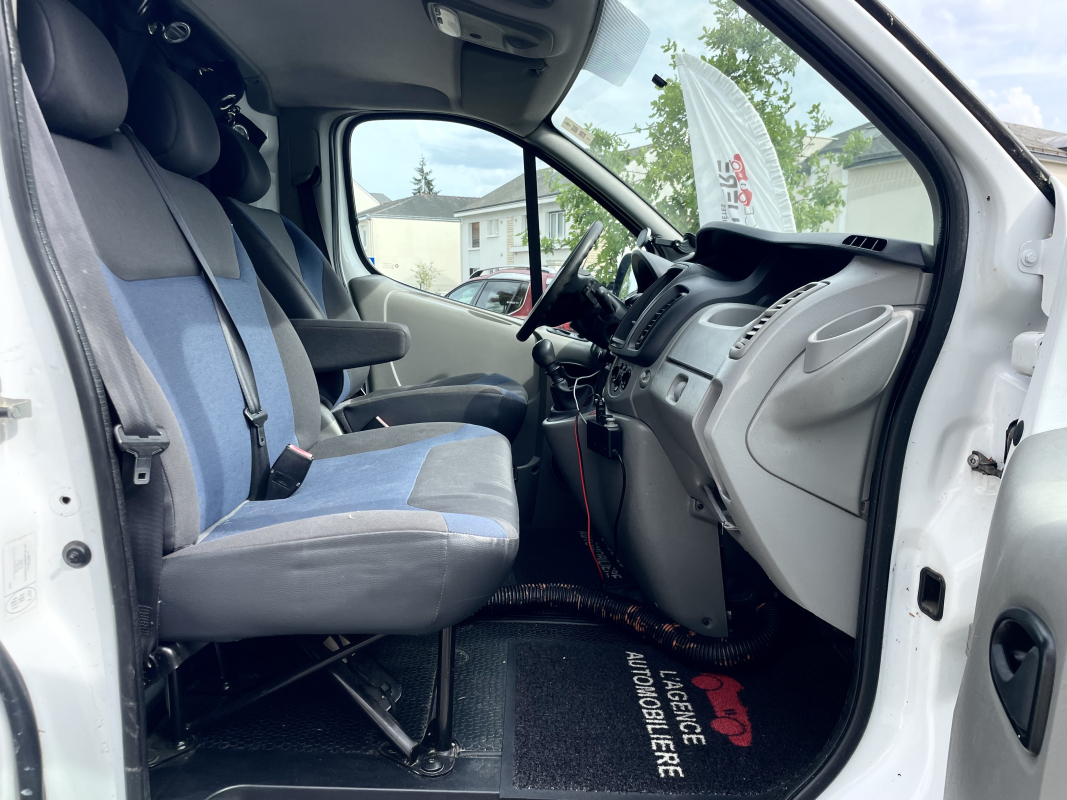Renault Trafic — 12
