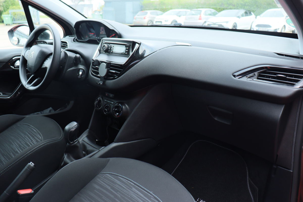 Peugeot 208 — 10