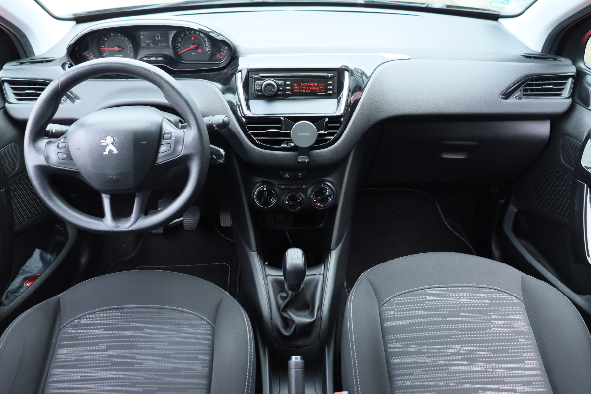 Peugeot 208 — 11