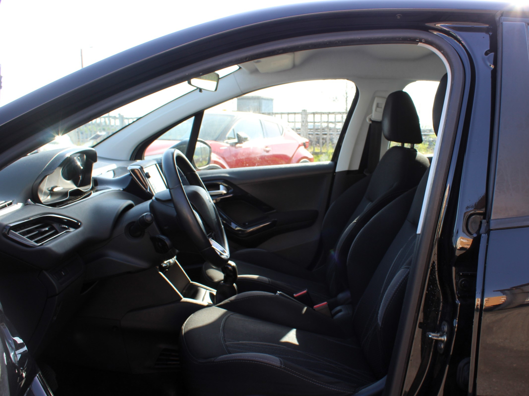 Peugeot 208 — 10