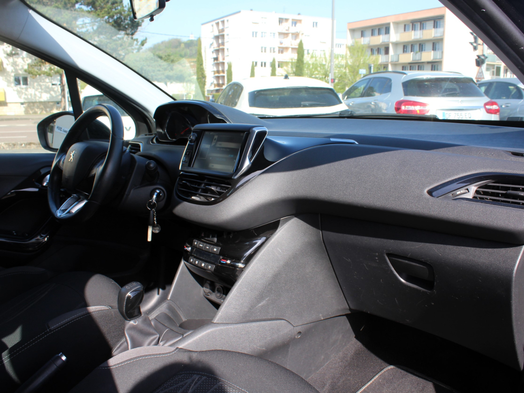 Peugeot 208 — 15