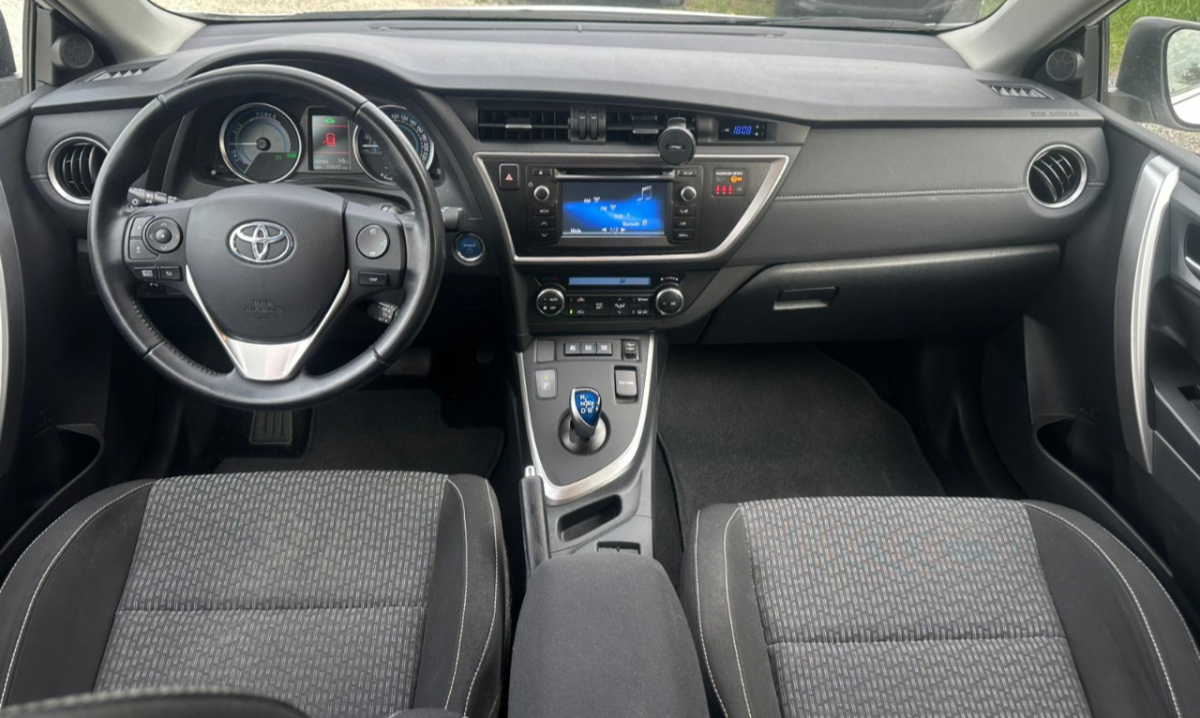 Toyota Auris — 19
