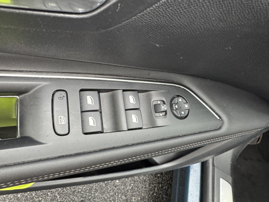Peugeot 3008 HYbrid4 — 19