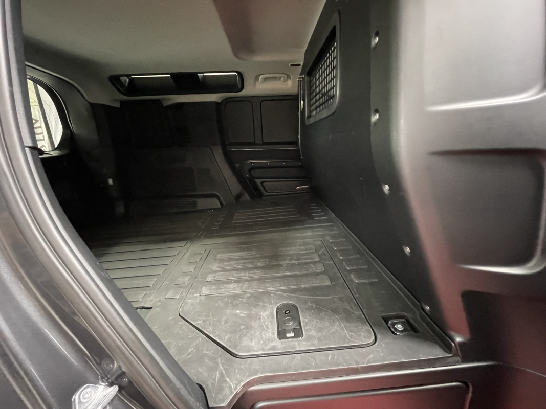 Land Rover Defender — 18