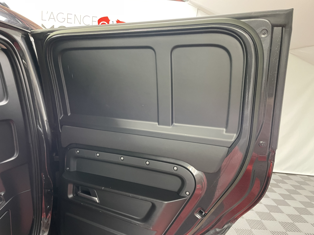 Land Rover Defender — 37