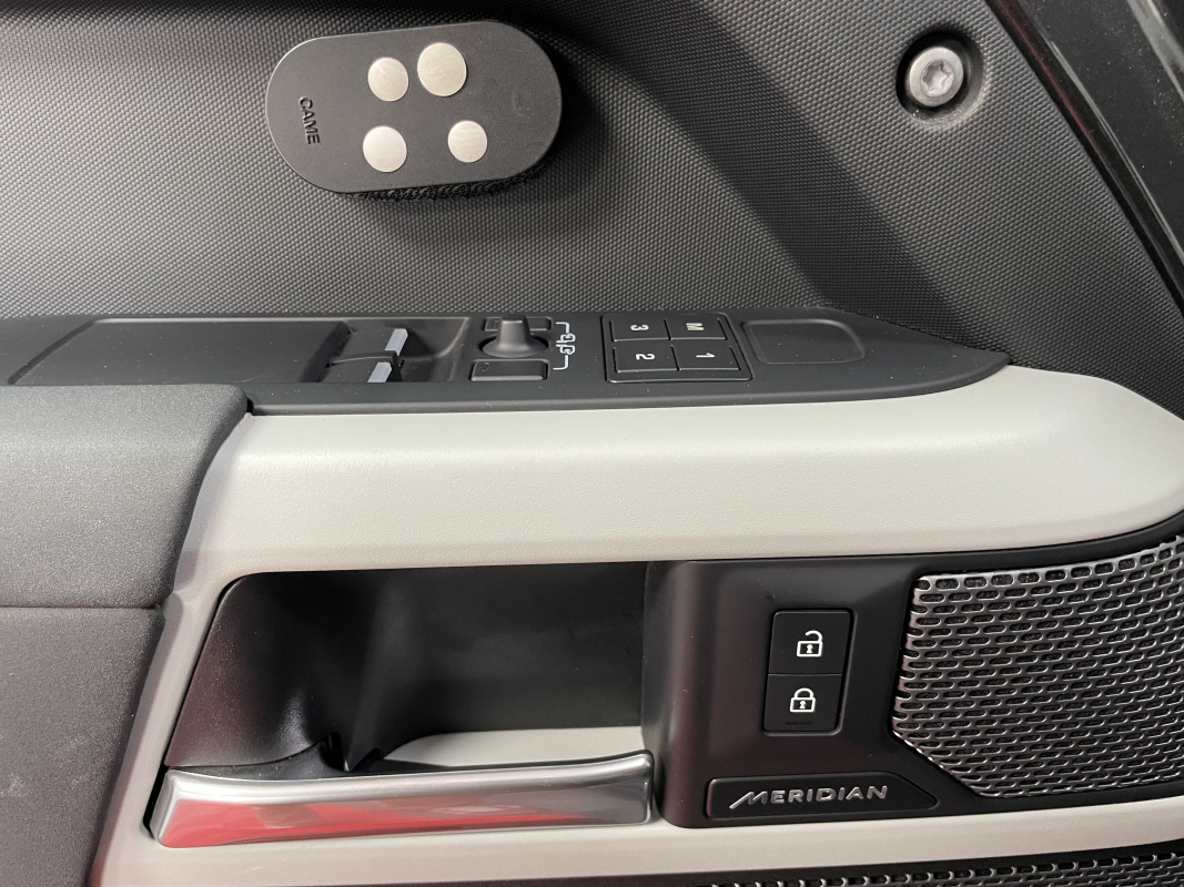 Land Rover Defender — 38