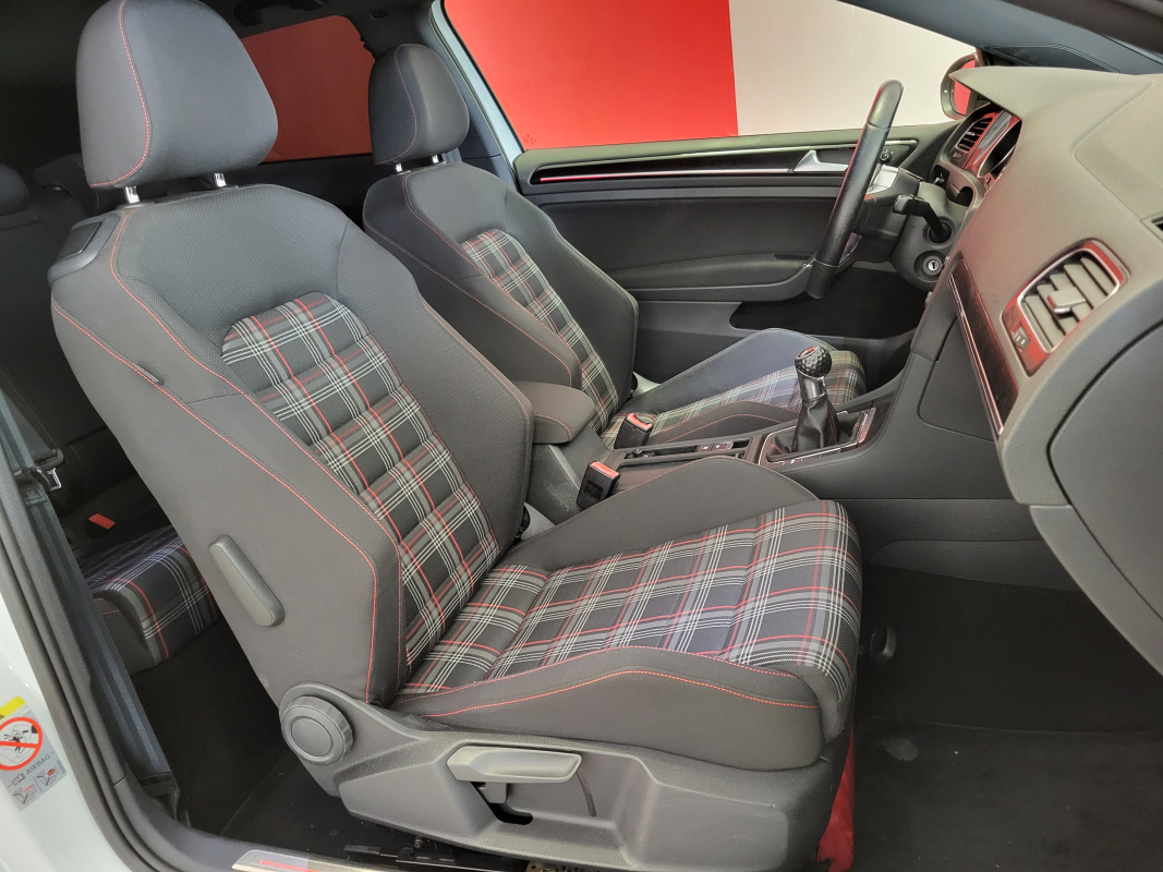 Volkswagen Golf — 24