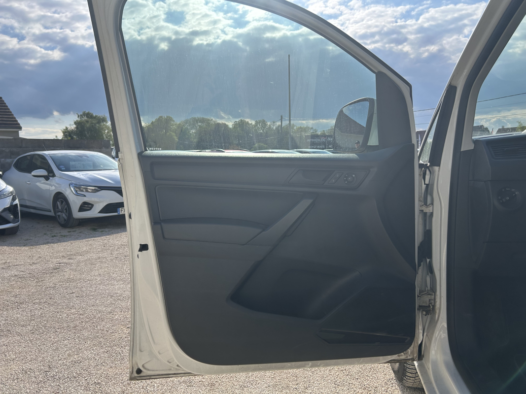 Volkswagen Caddy Van — 35