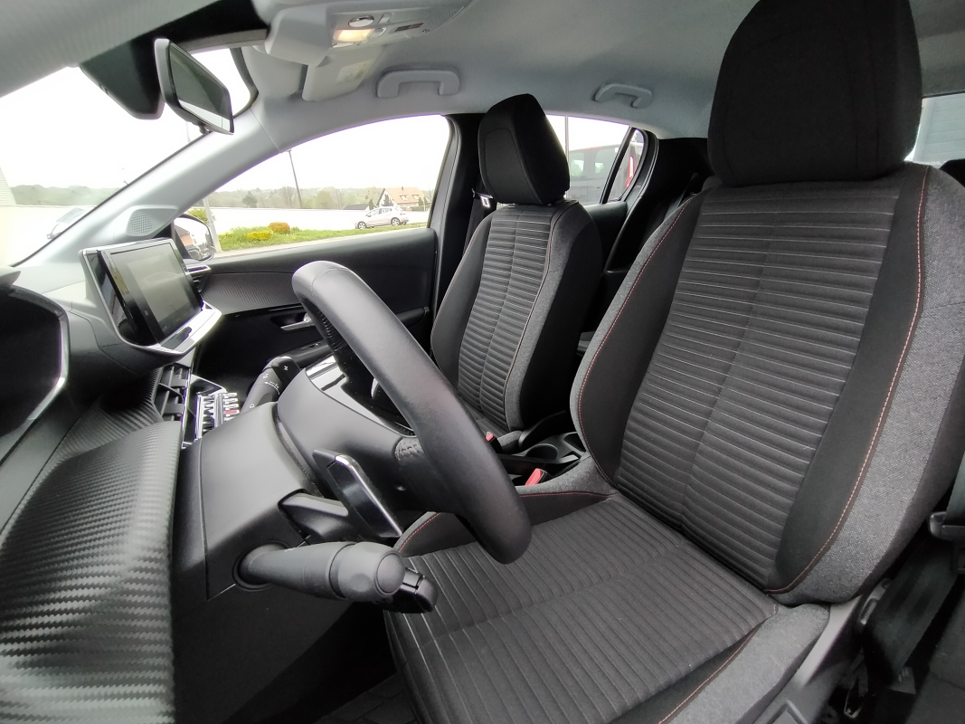 Peugeot 208 — 10