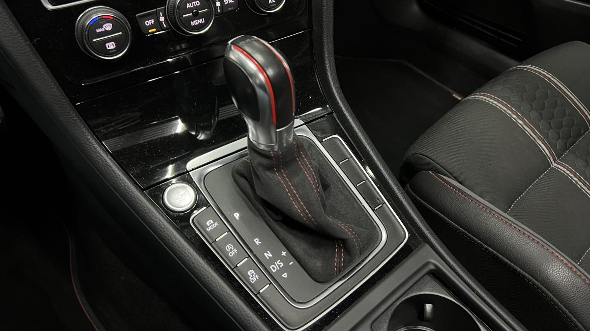 Volkswagen Golf — 32
