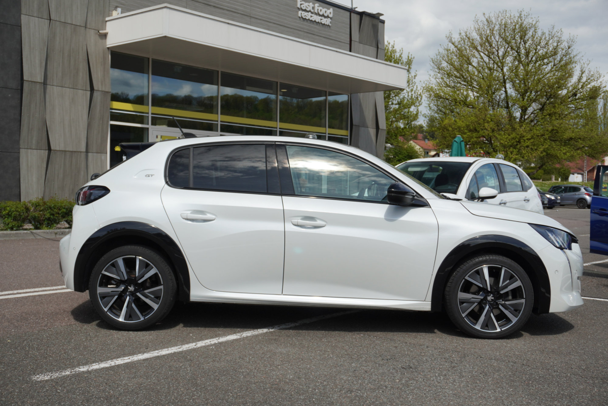 Peugeot 208 — 4
