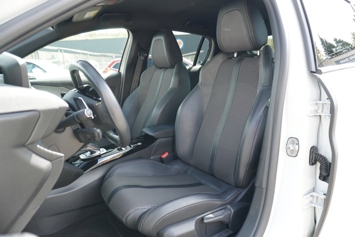 Peugeot 208 — 10