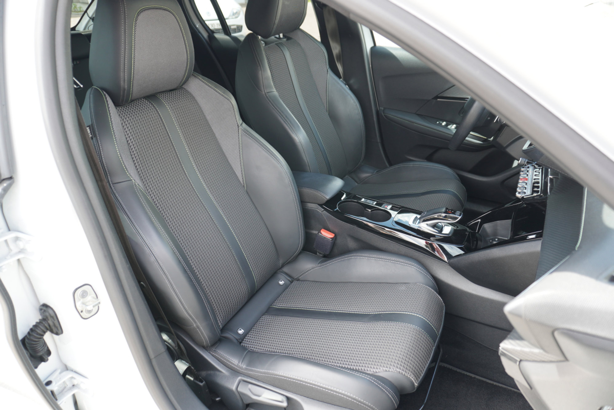 Peugeot 208 — 11