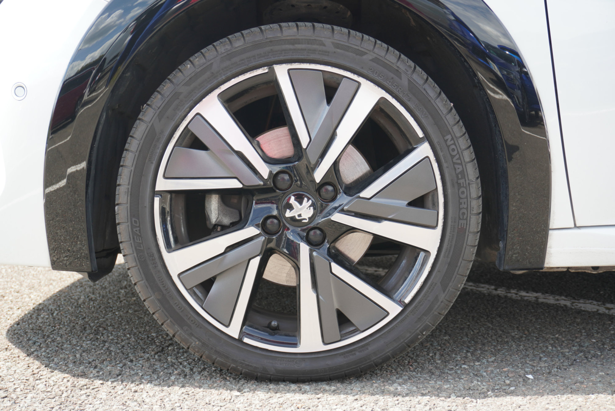 Peugeot 208 — 33