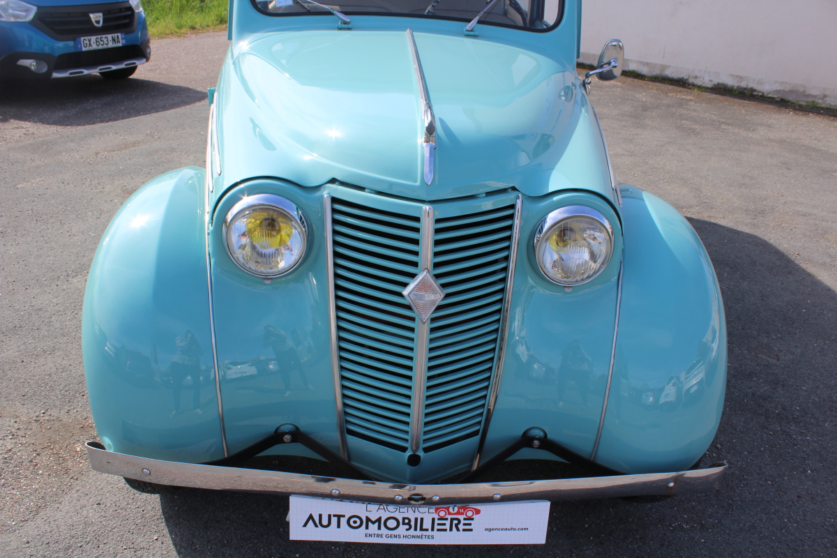 Renault Juvaquatre — 23