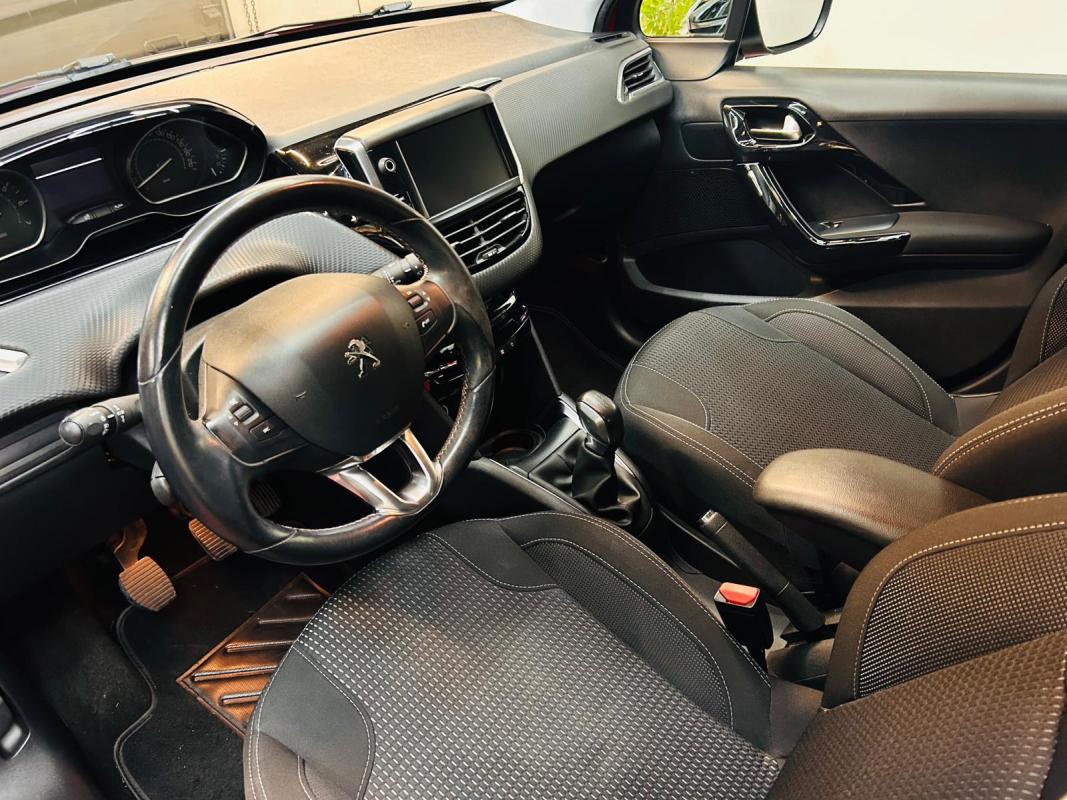Peugeot 208 — 10