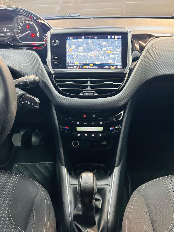 Peugeot 208 — 13