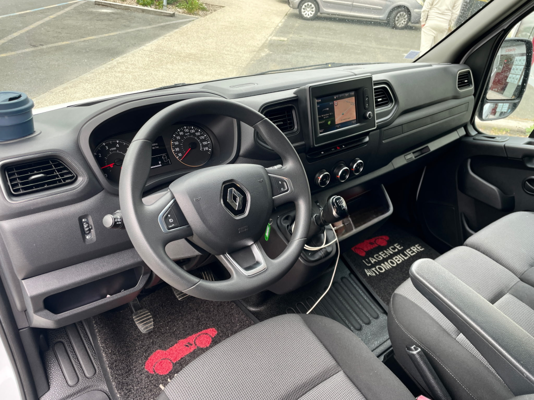 Renault Master — 9