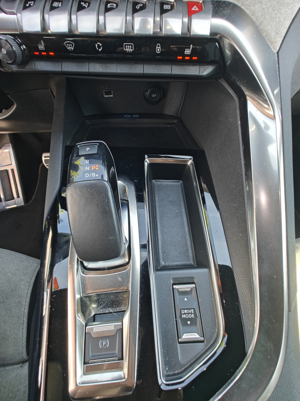 Peugeot 3008 HYbrid4 — 27