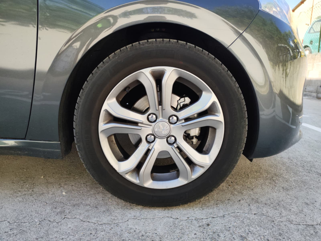 Peugeot 208 — 23