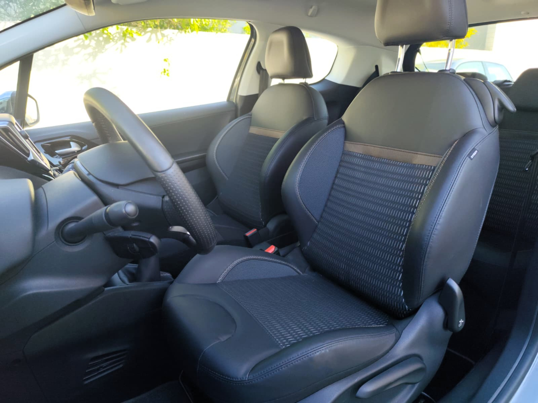 Peugeot 208 — 10
