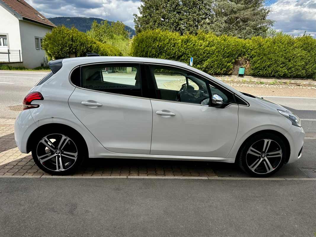Peugeot 208 — 4