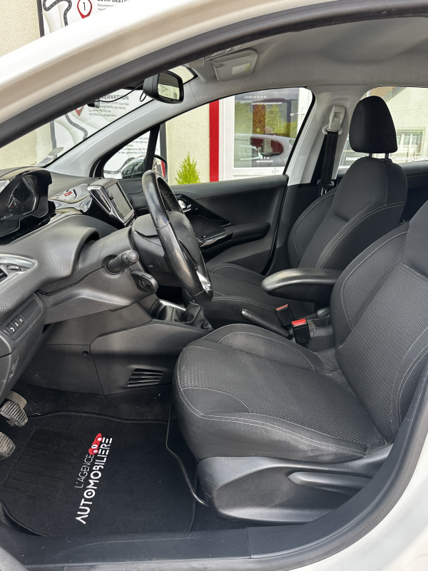 Peugeot 208 — 12