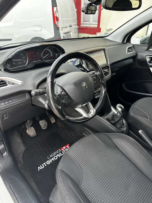 Peugeot 208 — 11