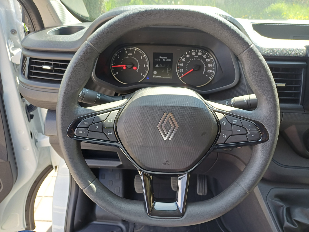 Renault Trafic — 12