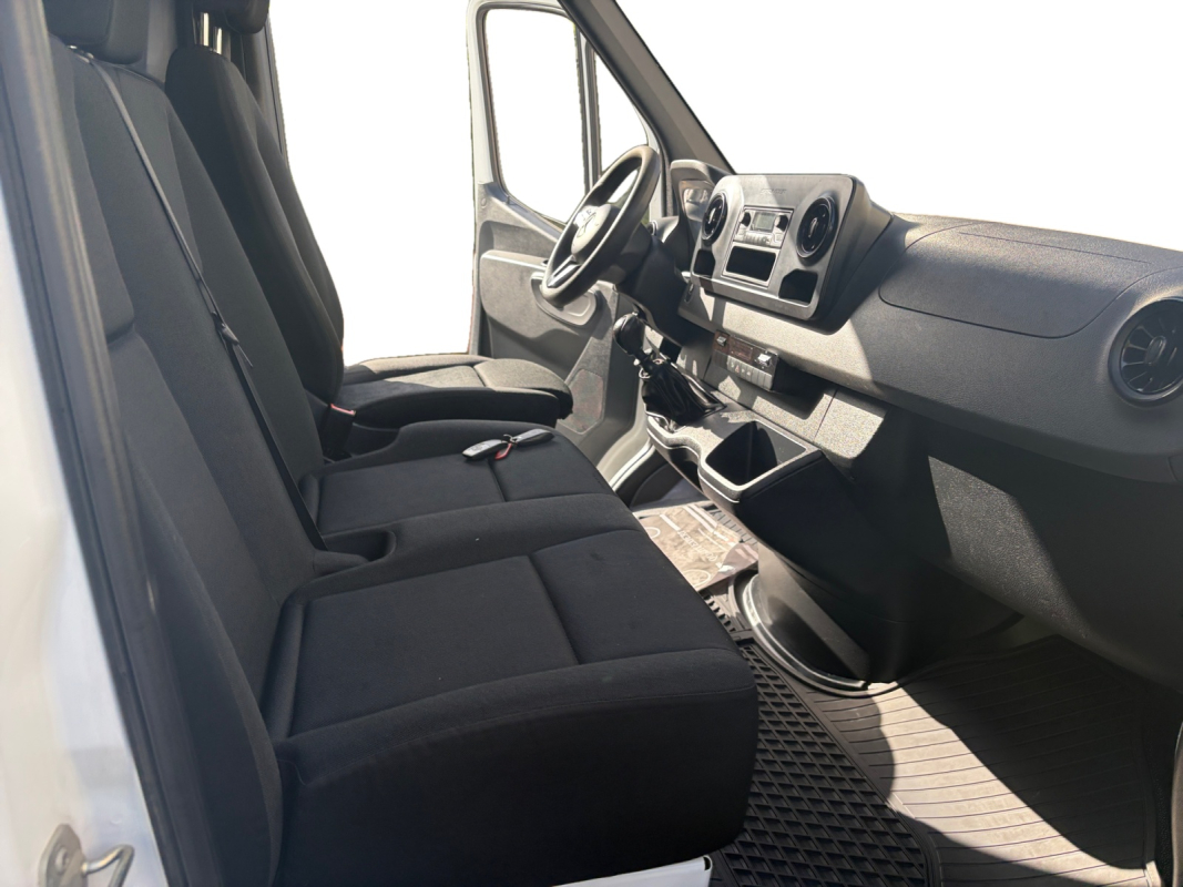 Mercedes Sprinter — 17